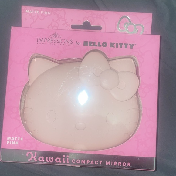 Hello Kitty® Kawaii Battery Compact Mirror with Special Finish - Picture 3 of 12